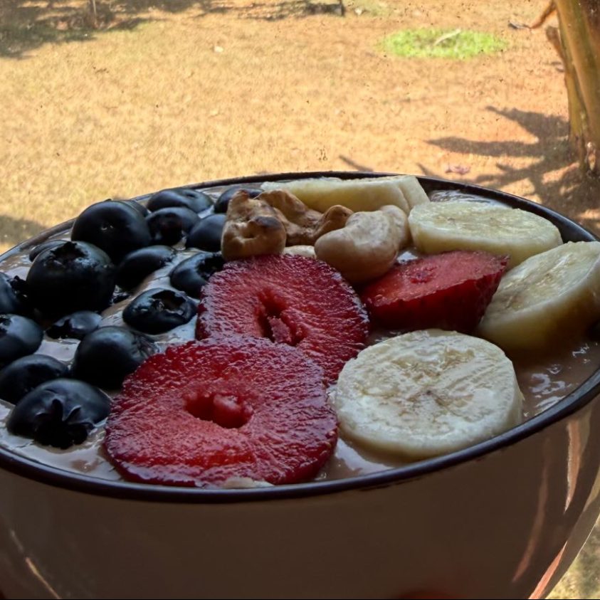 Bowl com mirtilo, morango, banana e castanhas